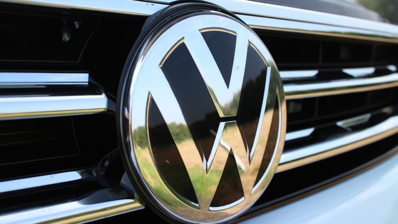 Volkswagen tem leve alta de vendas em 2019, cria divisão de software