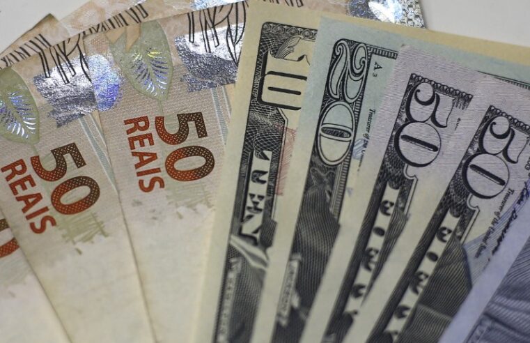 Dólar recua ante real com apetite a risco e dados de Brasil e EUA no radar