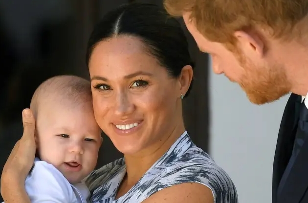 Meghan volta ao Canadá para ficar com filho após se afastar de funções na família real