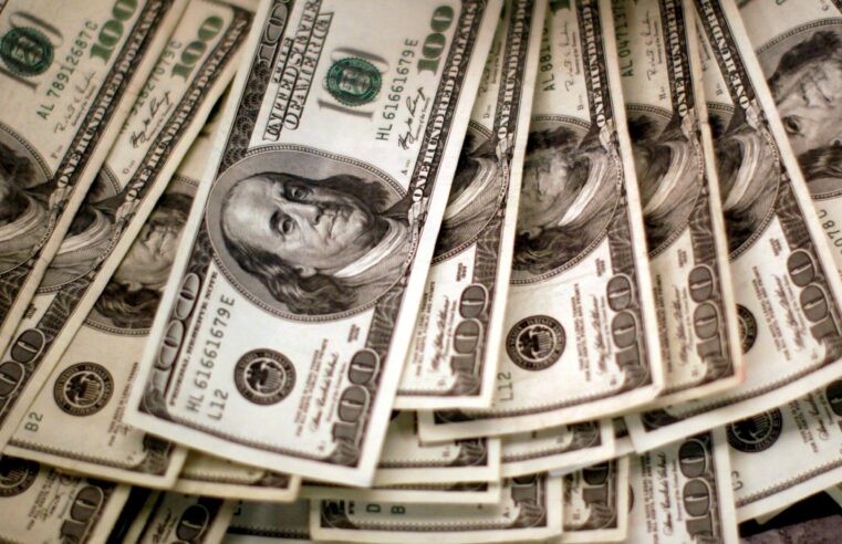 Dólar sobe na abertura com investidores em compasso de espera por decisões de juros da Superquarta