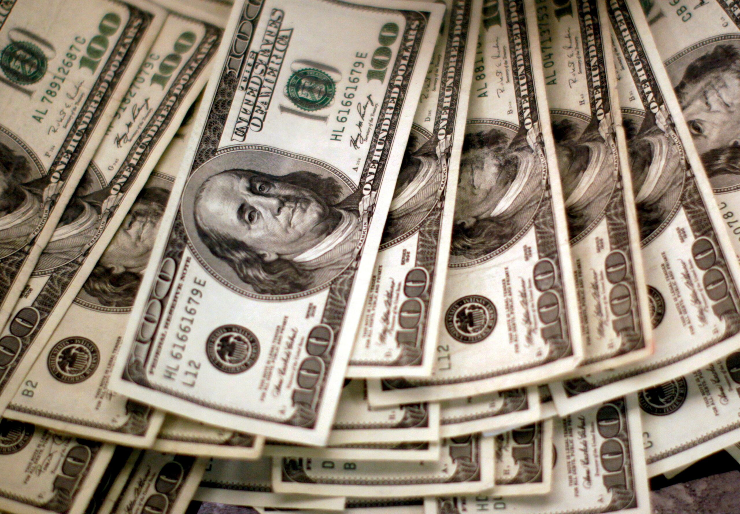 Dólar sobe na abertura com investidores em compasso de espera por decisões de juros da Superquarta