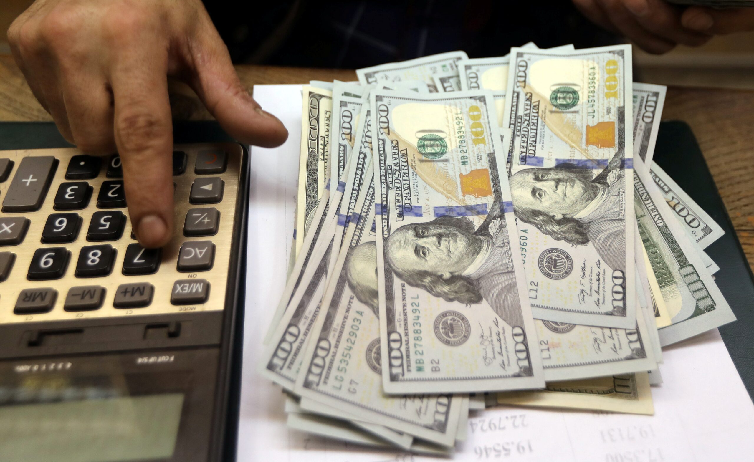 Ibovespa fecha aos 142 mil pontos pela 1ª vez e bate novo recorde; dólar cai a R$ 5,41