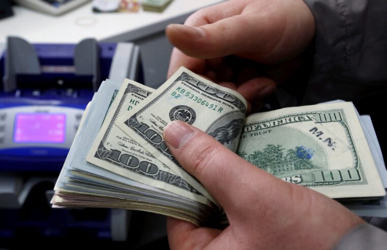 Dólar abre em leve alta com atenção voltada ao cenário político e julgamento de Bolsonaro