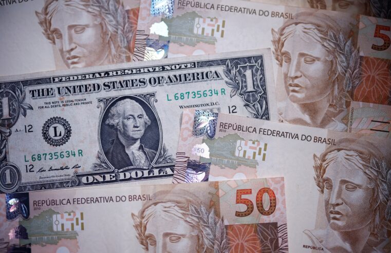 Dólar abre em queda com possível recuo na candidatura de Flávio Bolsonaro