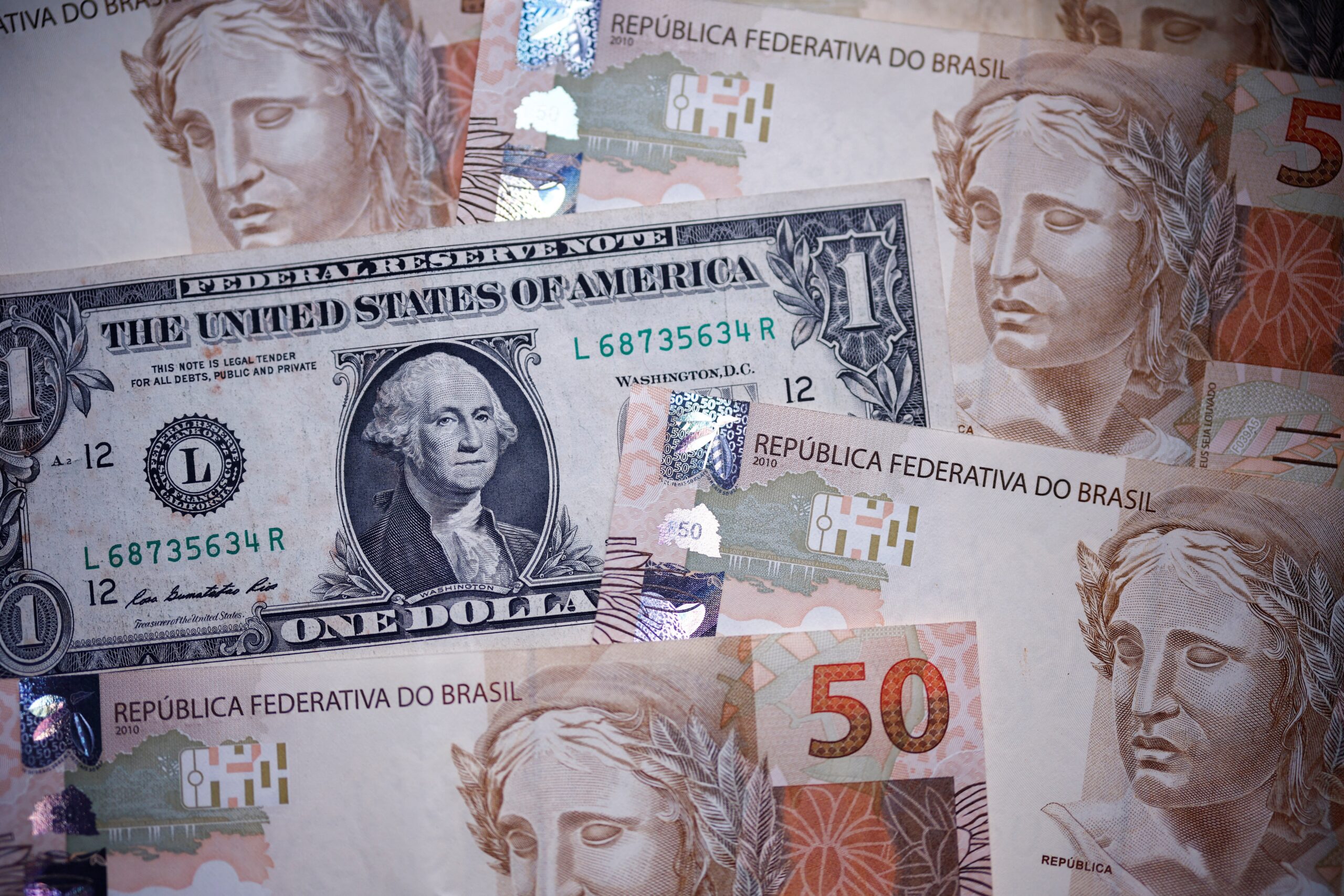 Dólar sobe e fecha a R$ 5,39 com cautela global; Ibovespa avança e tem 7º recorde seguido