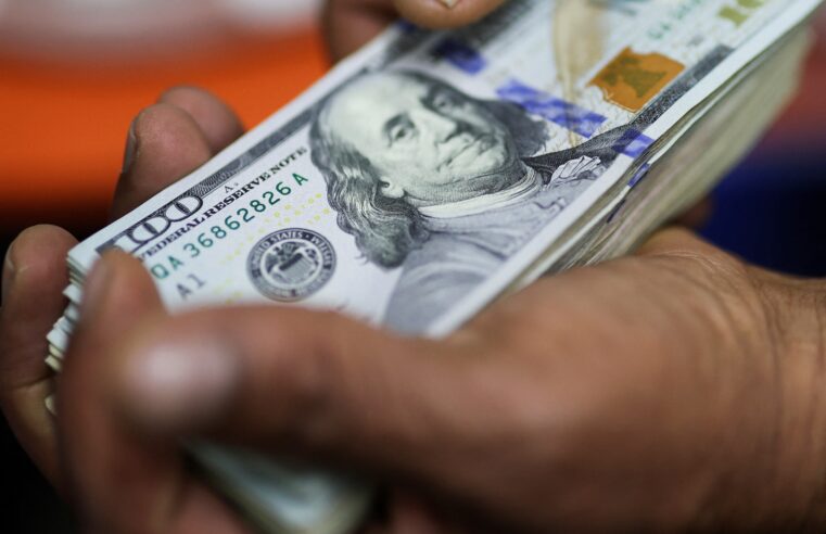 Ibovespa supera os 159 mil pontos e bate novo recorde; dólar cai e fecha a R$ 5,33