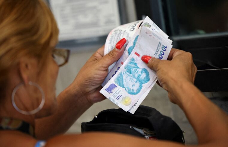 Na Argentina, jornal e DVD contam mais que streaming na inflação; veja o que isso significa para Milei