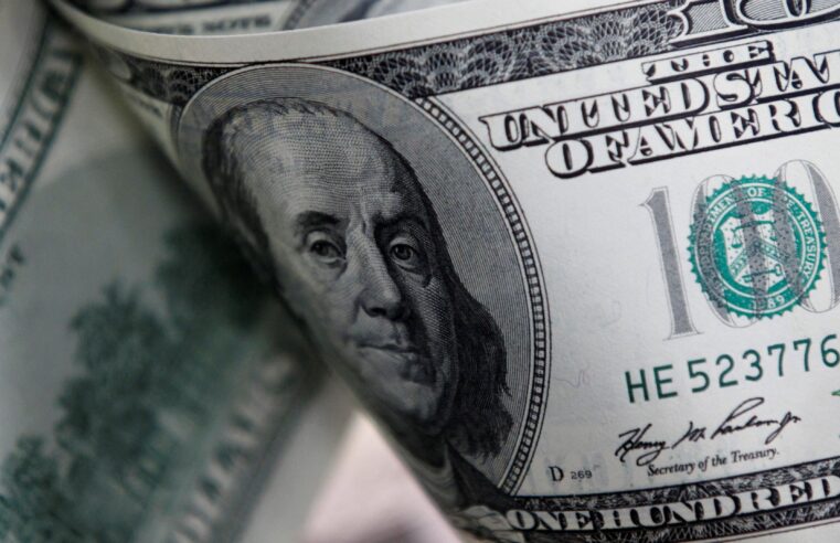 Dólar tem alta e fecha a R$ 5,41, de olho em cenário político no Brasil e no mundo; bolsa cai