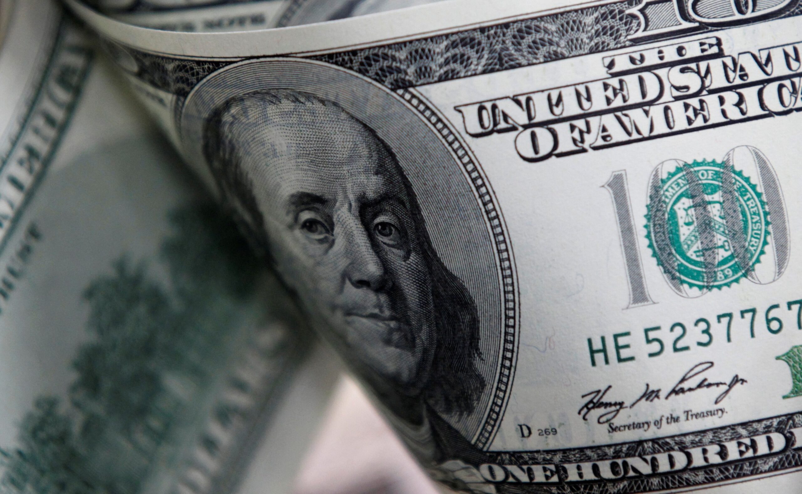 Dólar tem alta e fecha a R$ 5,41, de olho em cenário político no Brasil e no mundo; bolsa cai