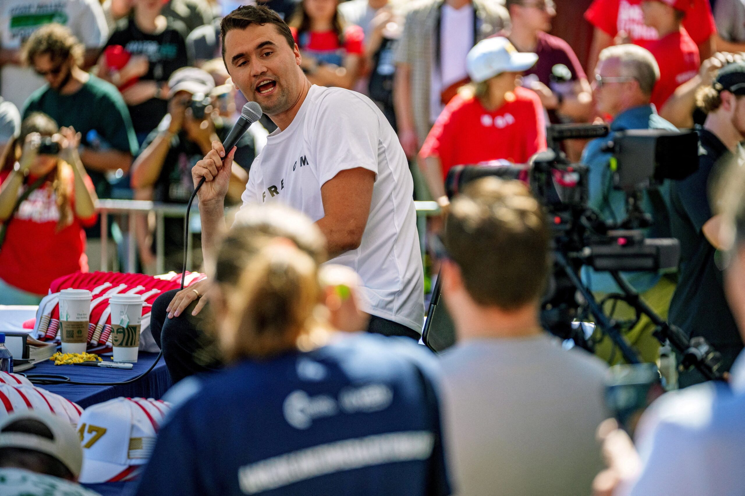 Os funcionários que estão sendo demitidos por postagens sobre o Charlie Kirk
