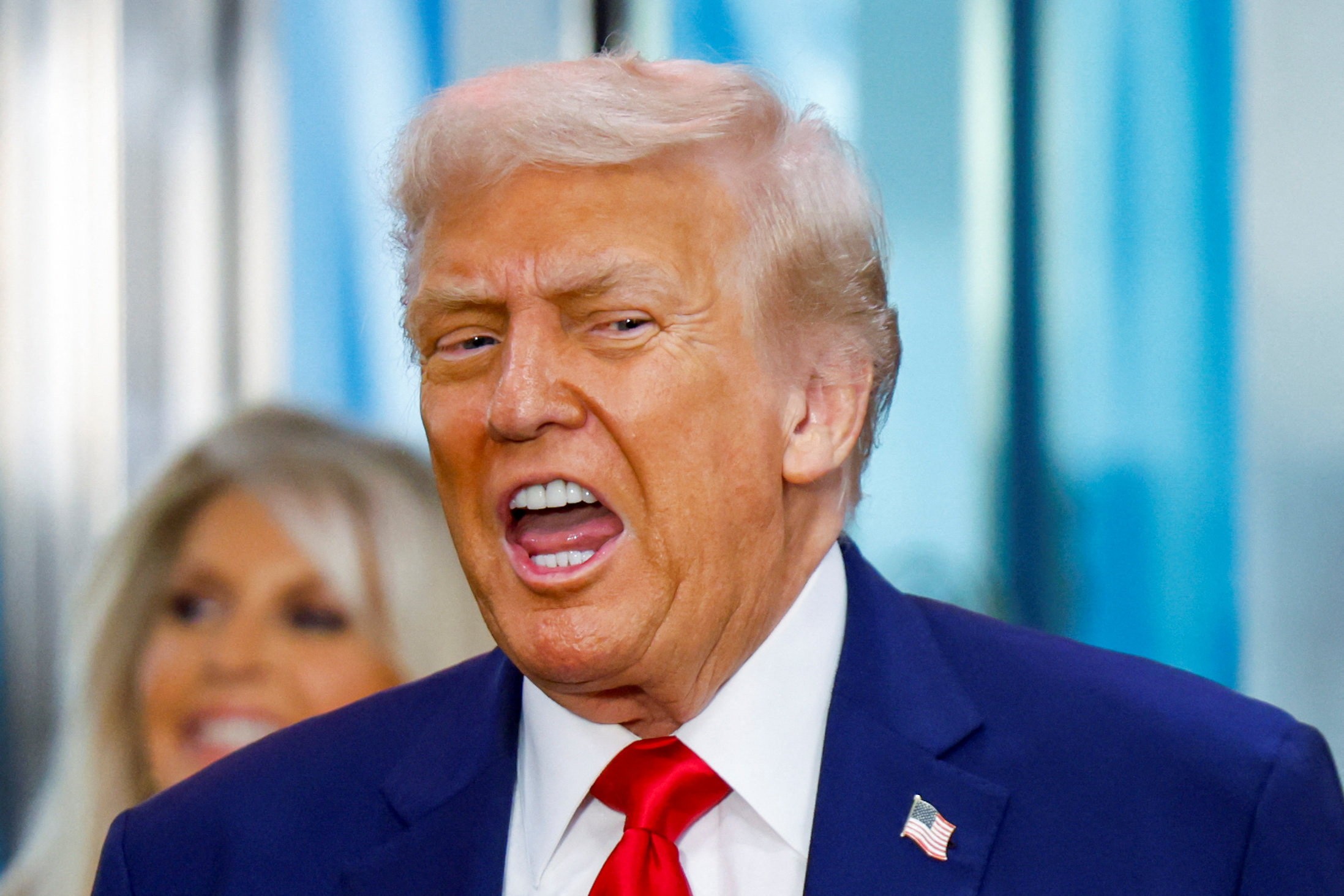 Trump anuncia tarifas sobre produtos farmacêuticos, móveis e caminhões pesados