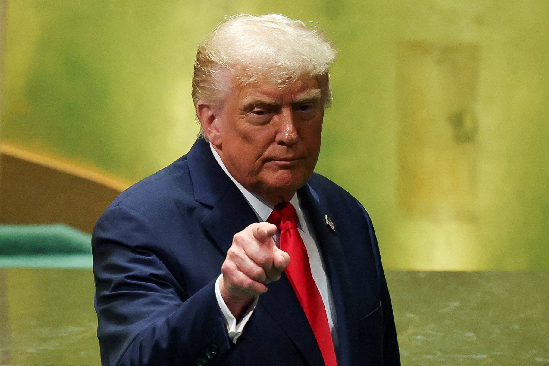 Trump fixa tarifa de 10% para madeira importada e de 25% para armários e móveis