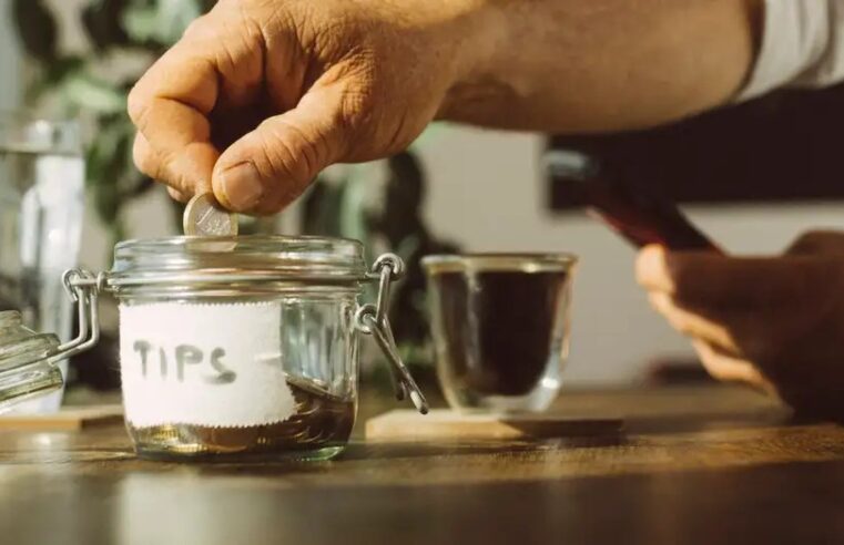 Conheça as emboscadas dos apps para você pagar gorjetas