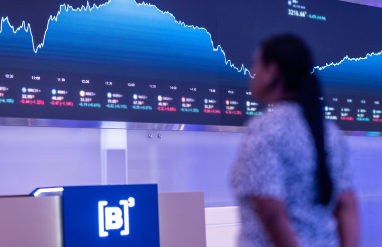 Ibovespa sobe e fecha acima dos 149 mil pontos pela 1ª vez na história; dólar cai