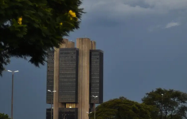 Centrão faz ofensiva para derrubar autonomia do Banco Central