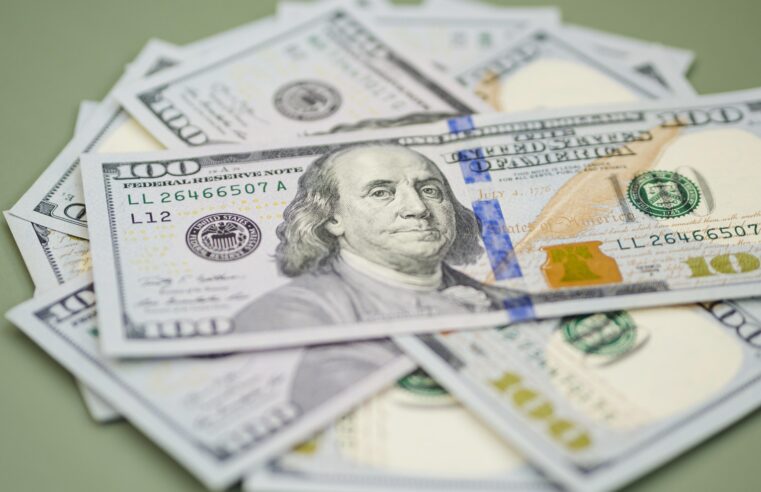 Dólar inicia o dia em alta com atenção voltada a indicadores do Brasil e fala de Powell
