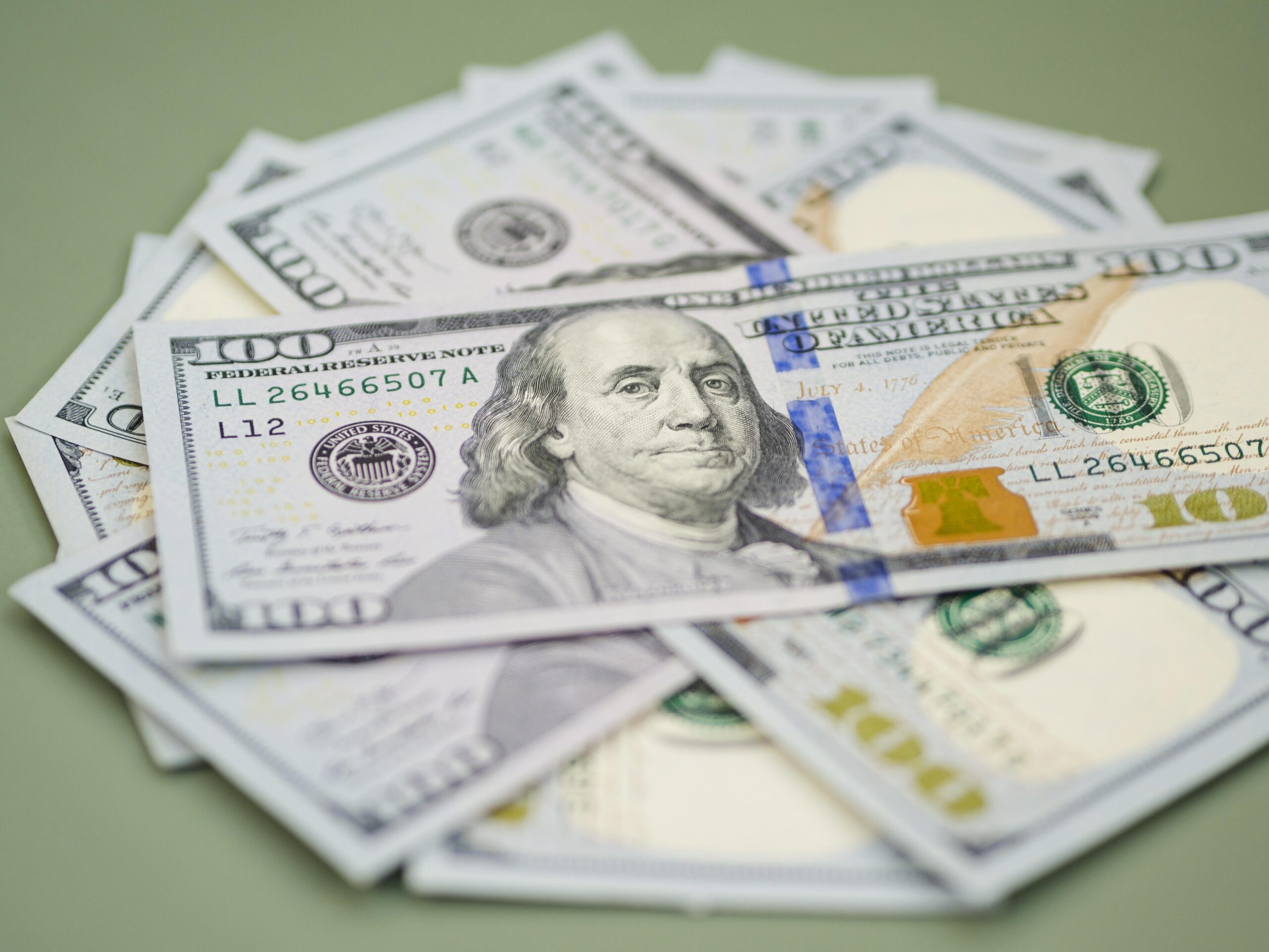 Dólar inicia o dia em alta com atenção voltada a indicadores do Brasil e fala de Powell