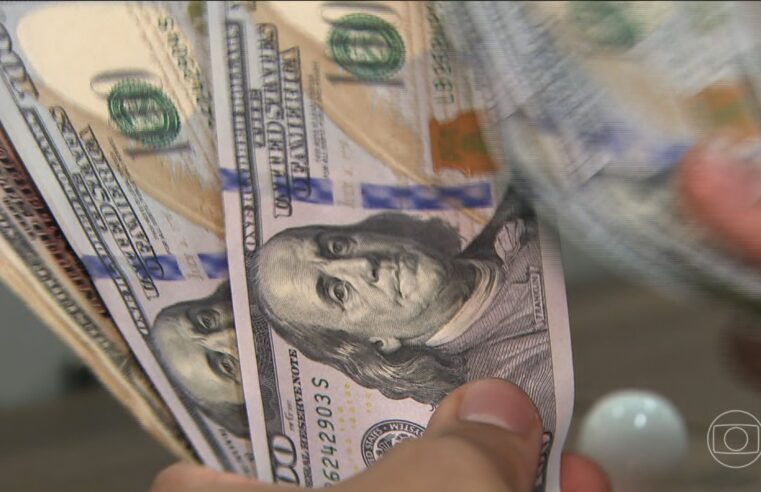Dólar cai a R$ 5,40, de olho em dados de inflação e no julgamento de Bolsonaro; bolsa sobe
