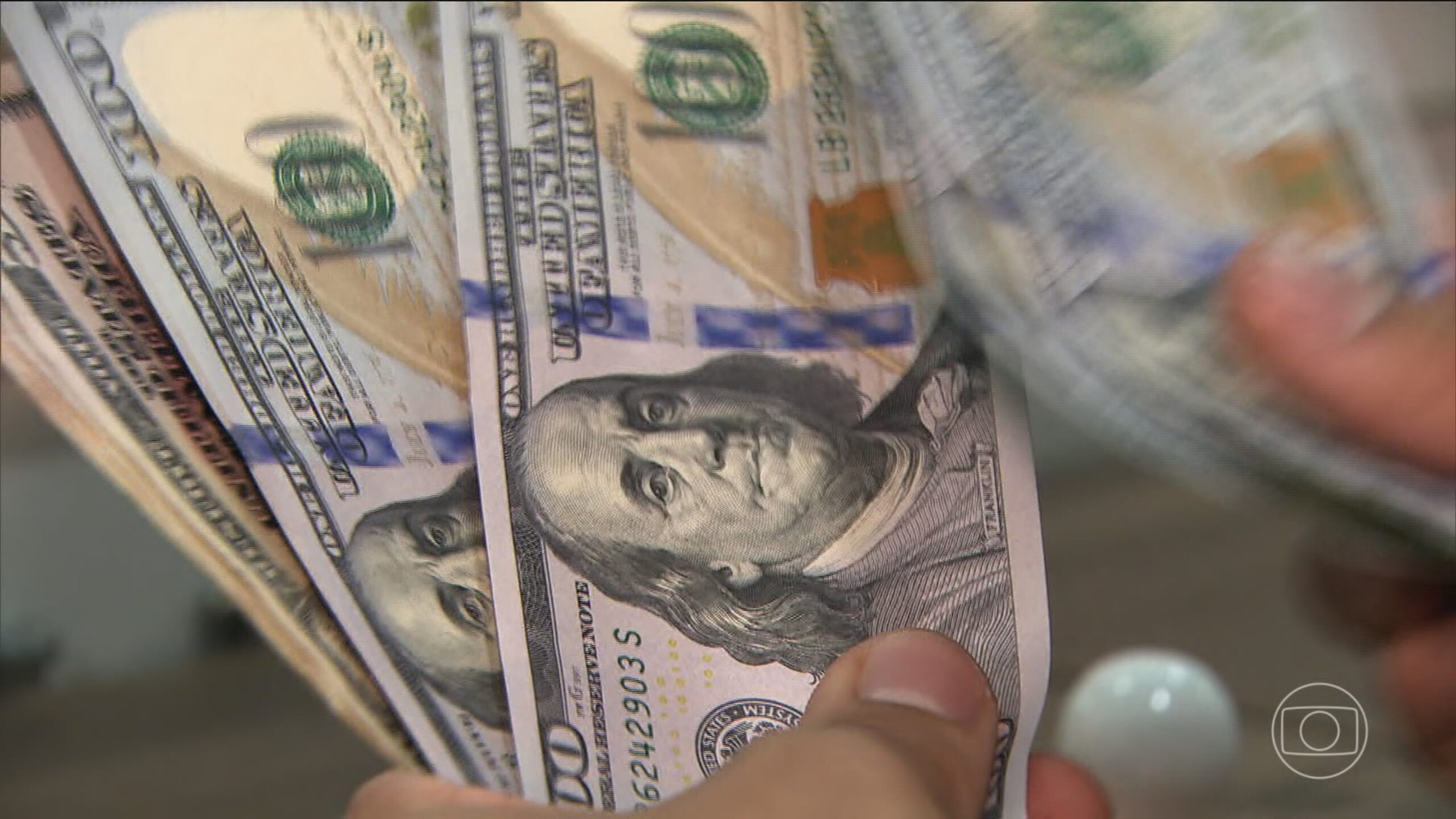 Dólar cai a R$ 5,40, de olho em dados de inflação e no julgamento de Bolsonaro; bolsa sobe