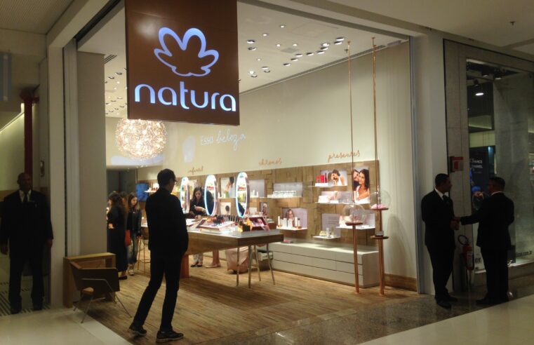 Ação da Natura dispara na bolsa após anúncio de venda da Avon International