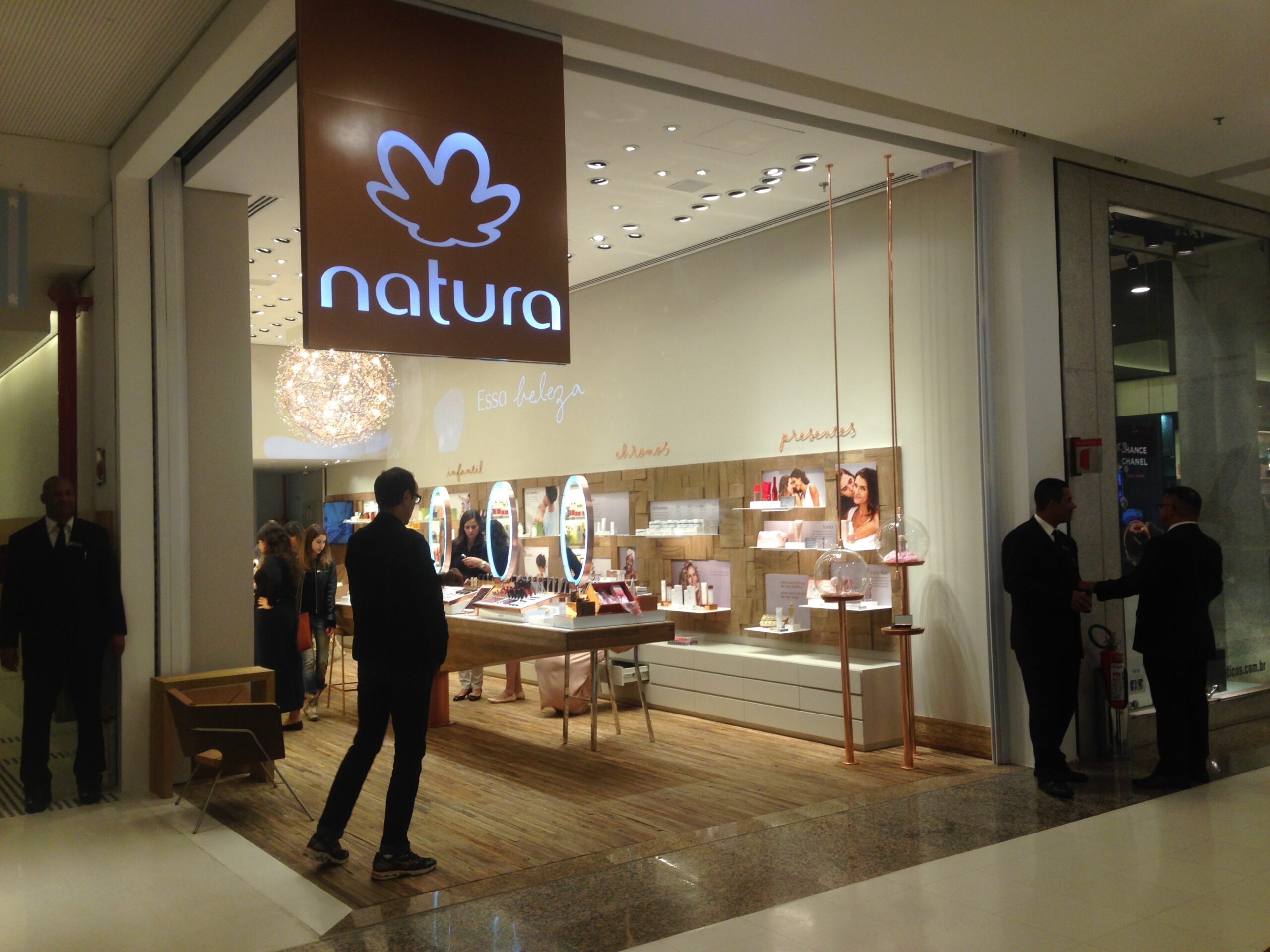 Ação da Natura dispara na bolsa após anúncio de venda da Avon International