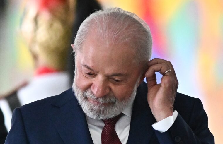 Lula oferece luz, gás e ônibus “de graça”. Terá de salvar Correios