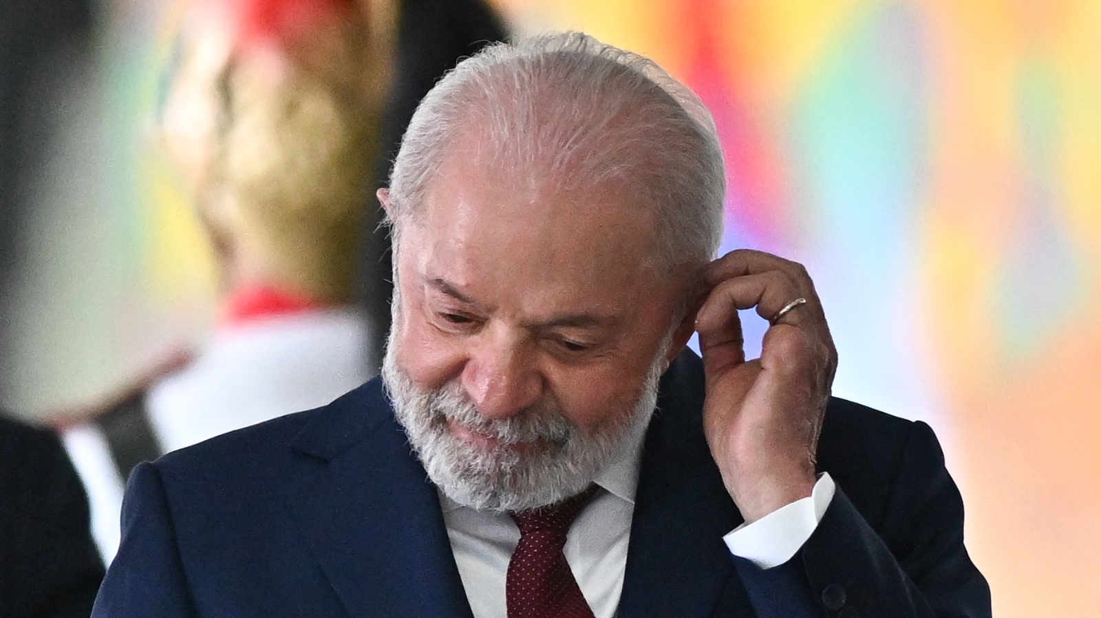 Lula oferece luz, gás e ônibus “de graça”. Terá de salvar Correios