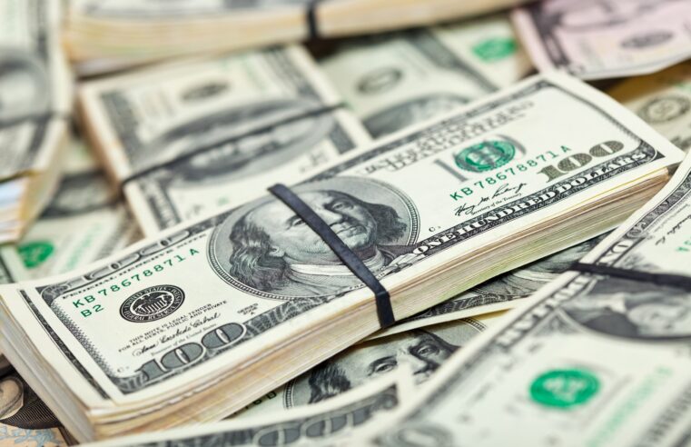 Dólar cai abaixo de R$ 5,40 com dados de inflação e emprego nos EUA; bolsa avança aos 143 mil pontos