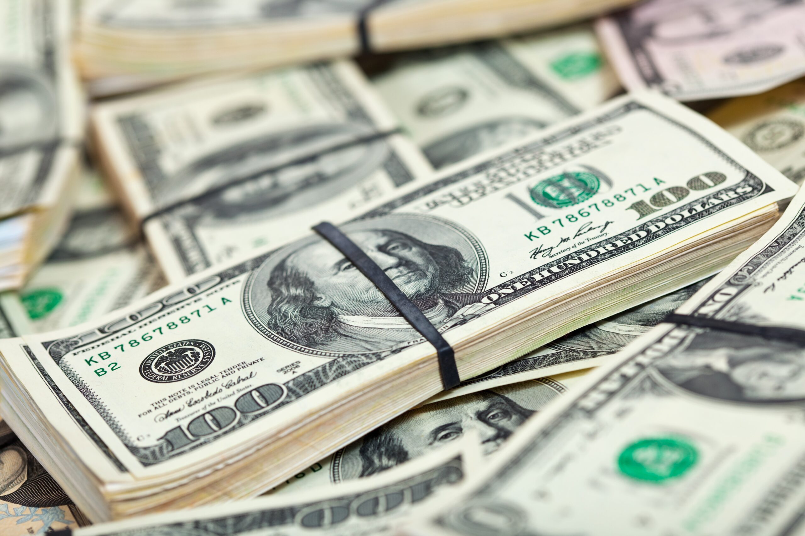 Dólar cai abaixo de R$ 5,40 com dados de inflação e emprego nos EUA; bolsa avança aos 143 mil pontos