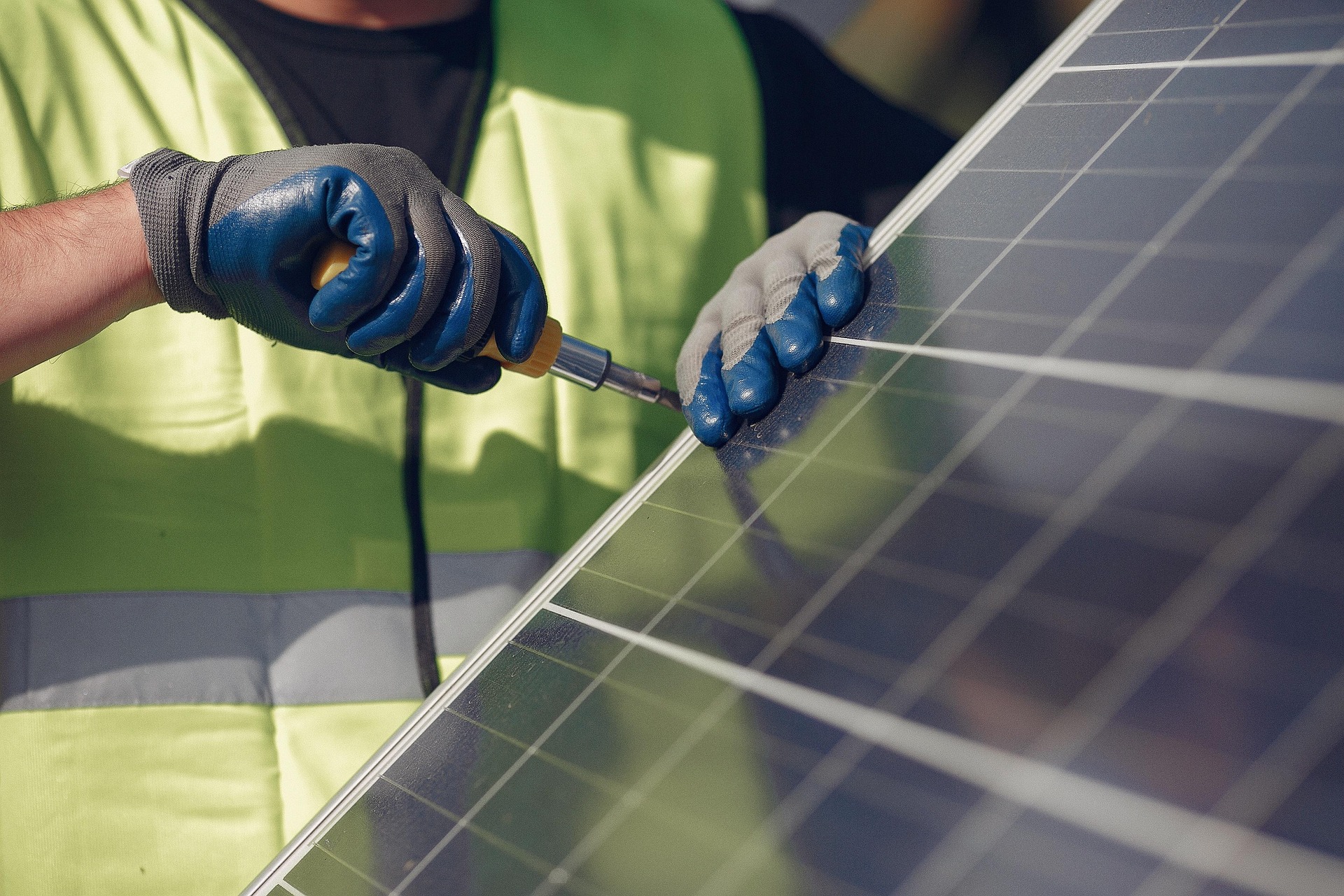 “Luz gratuita” pode custar caro para donos de painéis solares