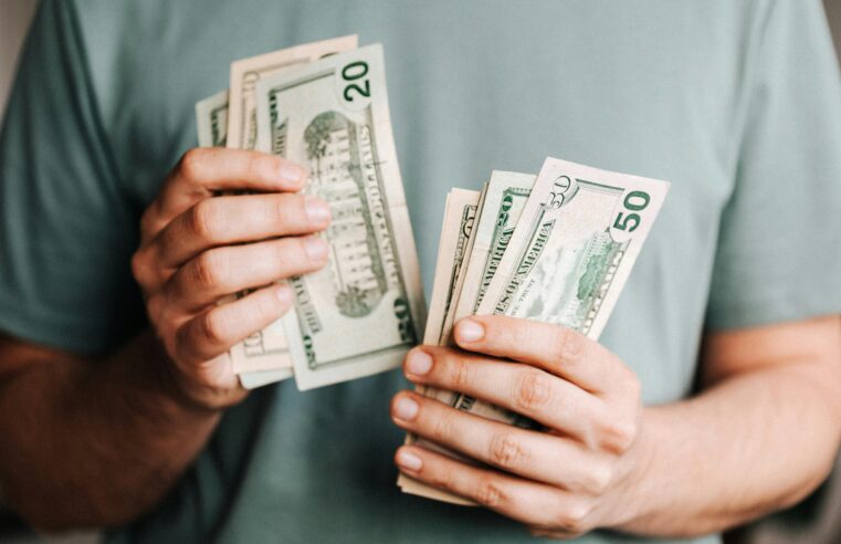 Dólar abre em queda com investidores de olho nos dados da indústria brasileira