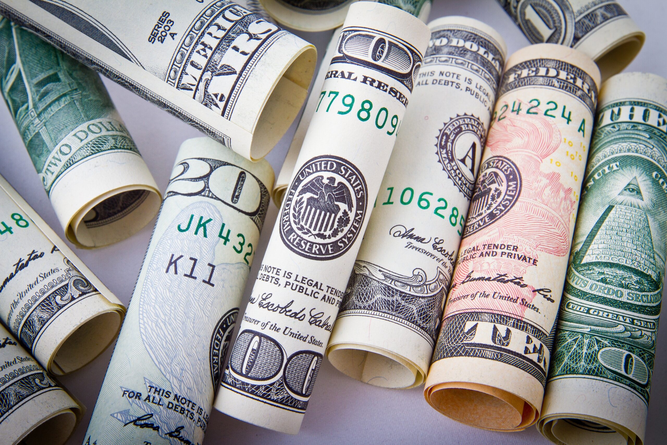 Dólar cai e fecha a R$ 5,32, menor valor em 15 meses; Ibovespa bate novo recorde