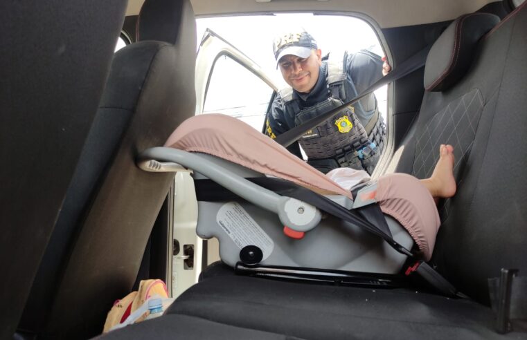 Criança morre após cadeirinha ser arremessada em acidente; veja como evitar erros fatais no transporte infantil