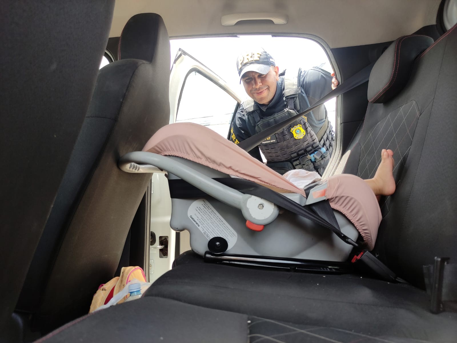 Criança morre após cadeirinha ser arremessada em acidente; veja como evitar erros fatais no transporte infantil