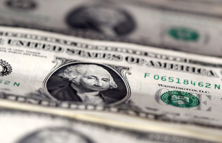 Dólar abre com mercado em alerta após liquidação do Banco Master e prisão de Daniel Vorcaro