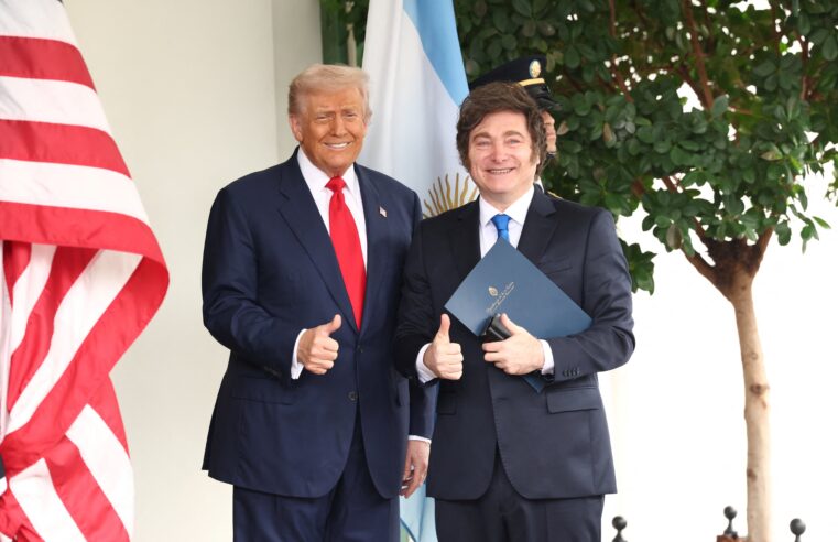 Trump recebe Milei para discutir socorro financeiro e condiciona apoio a resultados de eleições legislativas