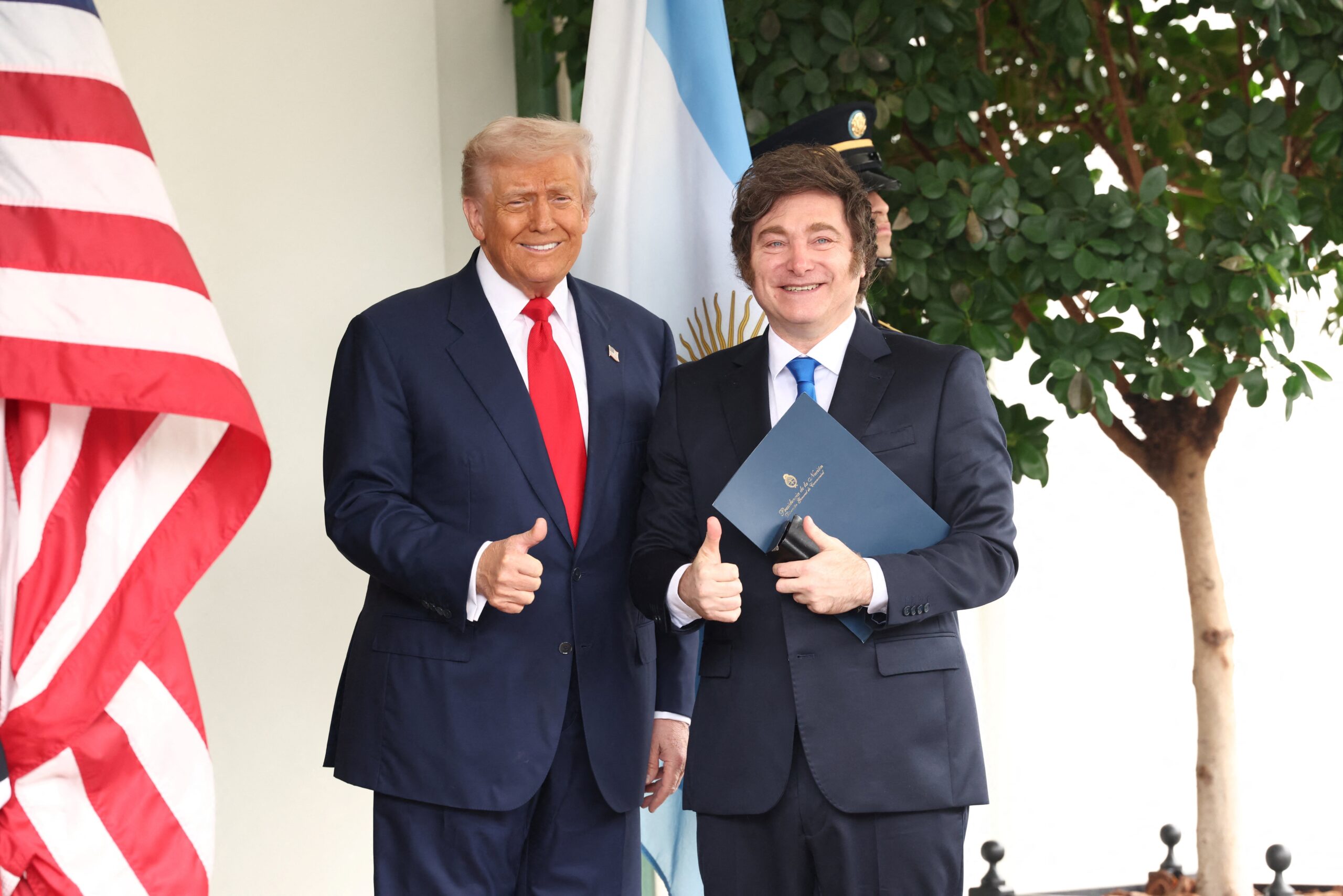 Trump recebe Milei para discutir socorro financeiro e condiciona apoio a resultados de eleições legislativas