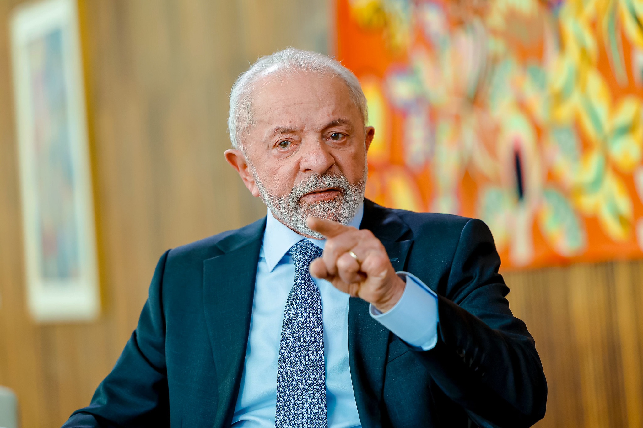 “Kit reeleição” de Lula aumenta risco fiscal e ameaça 2027