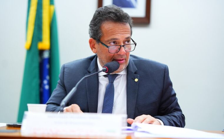 Deputados passam em comissão lei do plano de saúde do ex
