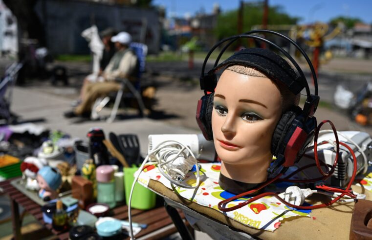 Roupas, perfumes, itens de casa: os argentinos que vendem bens pessoais para chegar ao fim do mês