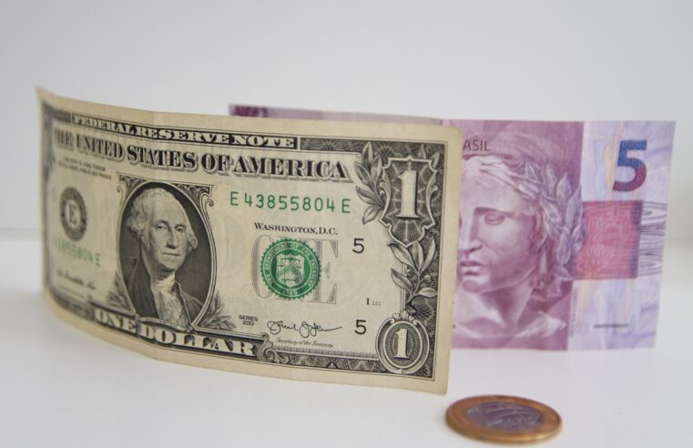 Dólar abre em alta à espera do Caged e das falas de Galípolo