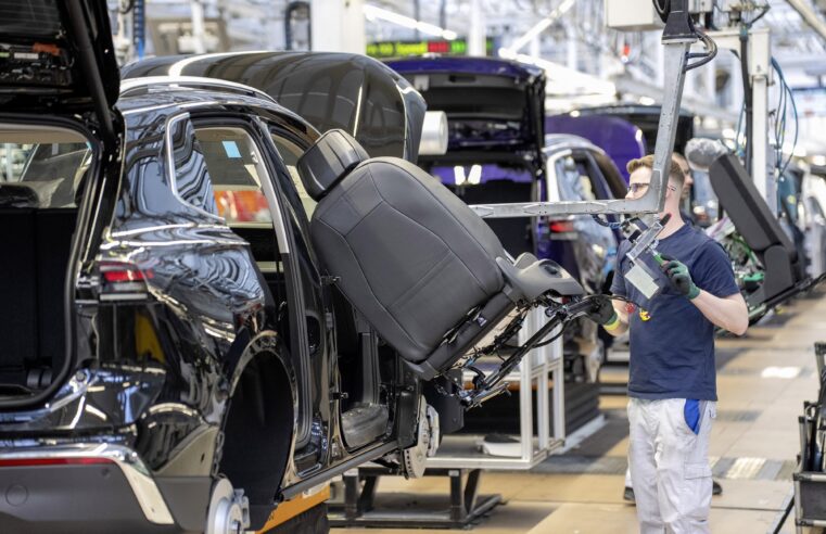 Volkswagen alerta trabalhadores sobre possíveis paralisações à medida que escassez de chips se aproxima