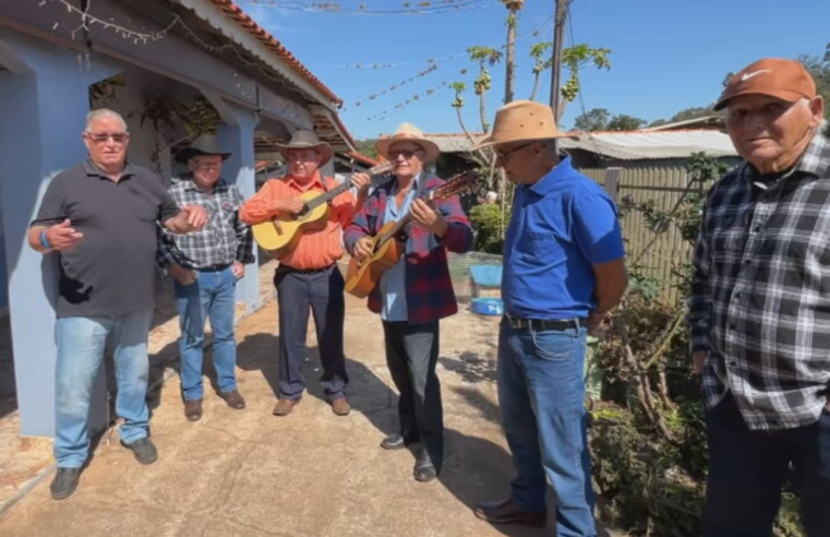 Cururueiros travam ‘batalhas’ de rimas e seguem tradição do repente paulista