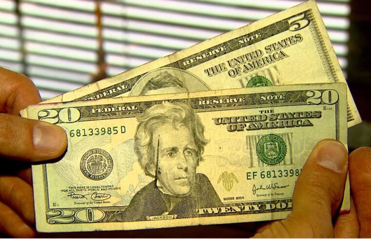 Dólar inicia o dia em queda sob influência do cenário internacional