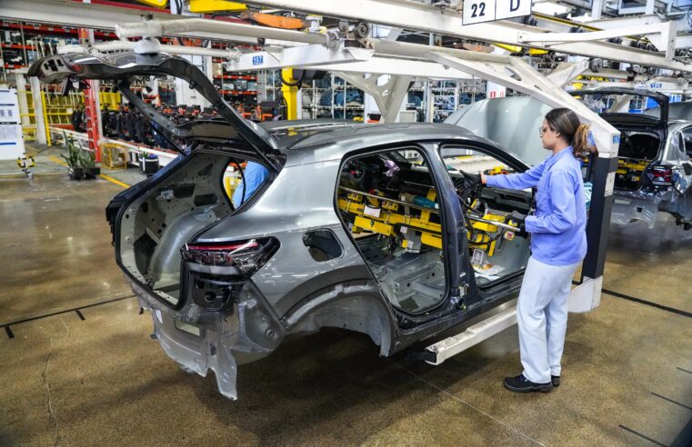 Montadoras de carros temem paralisação no Brasil por escassez de chips