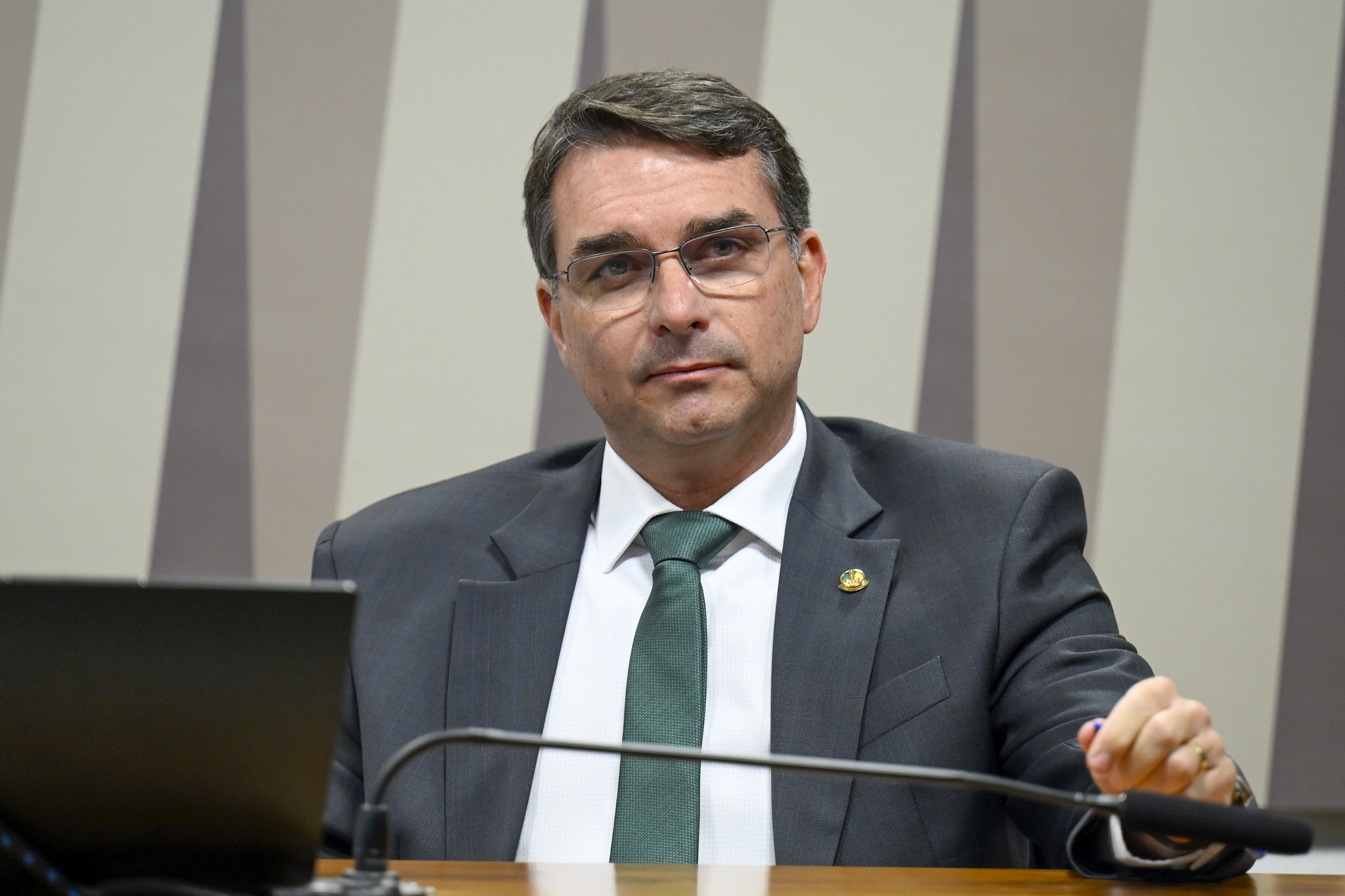 “Sem picanha e sem luz”, diz Flávio após alerta da Aneel sobre sistema elétrico