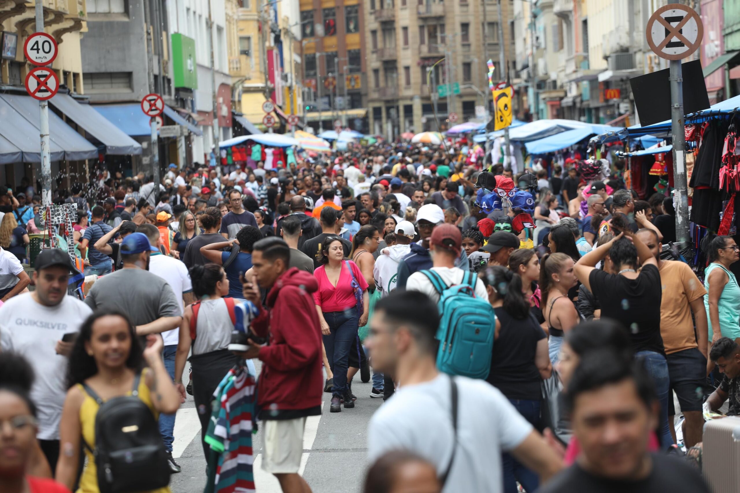 Mais de um terço dos trabalhadores do país recebe até um salário mínimo, diz IBGE