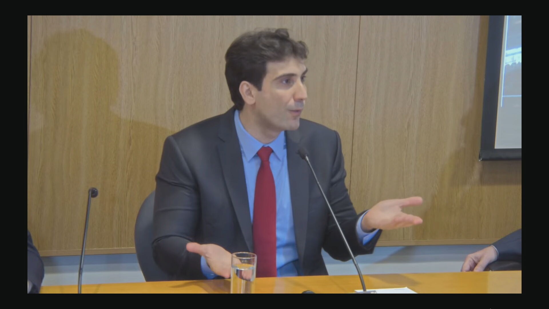 Galípolo diz que mercado de trabalho 'é o mais exuberante das últimas três décadas' e vê juros em patamar 'restritivo' por 'período prolongado'