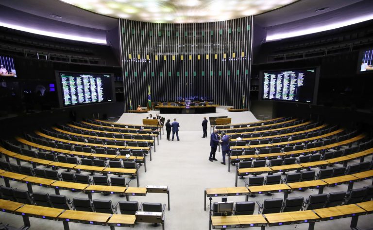 Câmara aprova urgência para votar aumento do judiciário