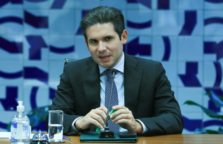 Motta chama de abuso cobrança de mala de mão